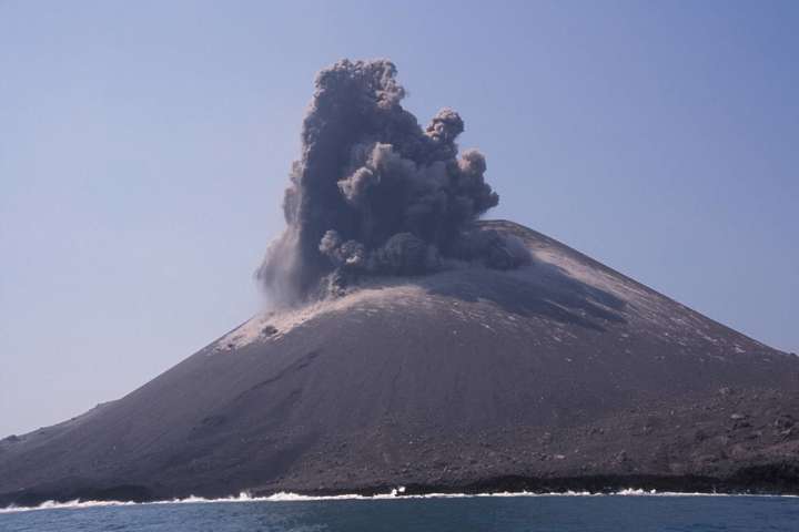 Вулкан Кракатау після виверження втратив дві третини висоти
