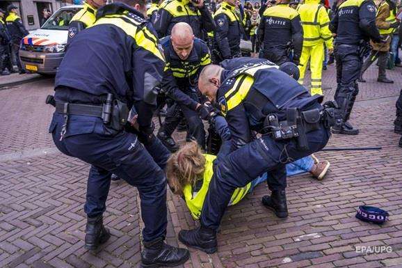 У Франції відбулися зіткнення поліції та «жовтих жилетів»