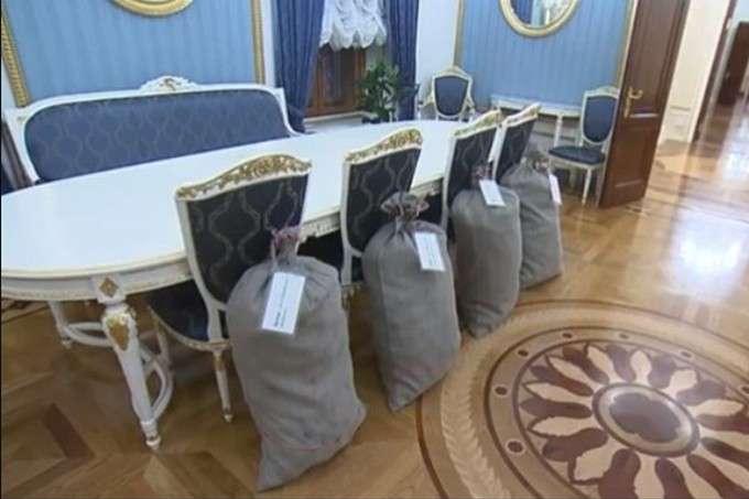 <p>Лукашенко привіз в Кремль картоплю «з президентського городу»</p> - Лукашенко подарував Путіну чотири мішки картоплі