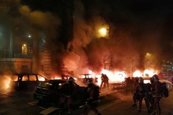 У Парижі під редакцією відомої газети згоріли декілька автомобілів