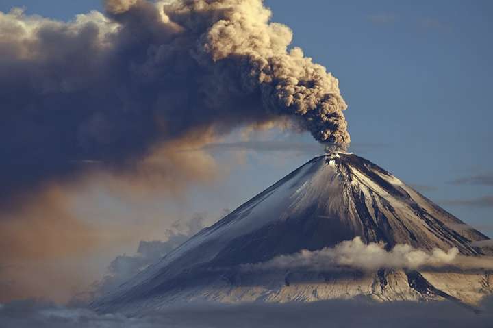 Вулкан на Камчатці викинув стовп попелу