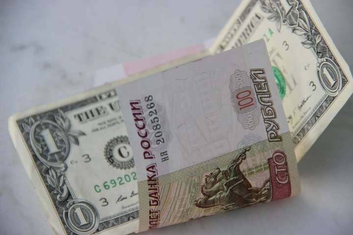 За рік санкції обвалили рубль на 20% вартості