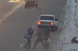 Водій дав прочухана пішоходам, що ледь не потрапили під колеса його автівки