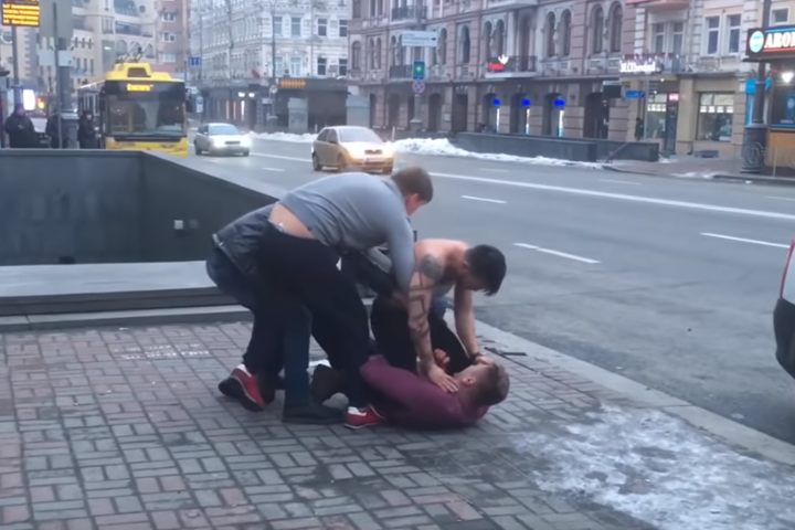 У Києві п'яна компанія влаштувала бійку і напала на поліцейських