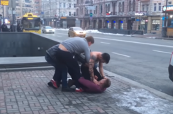 У Києві п'яна компанія влаштувала бійку і напала на поліцейських