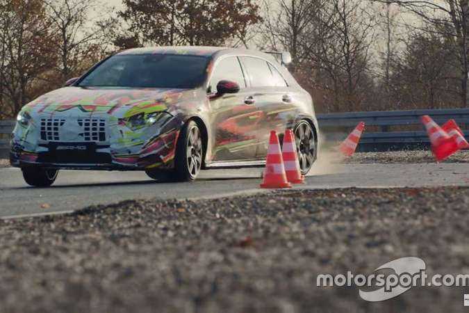 Mercedes до Нового року підготувала святковий відеоролик із прототипом нового хетчбека (відео)