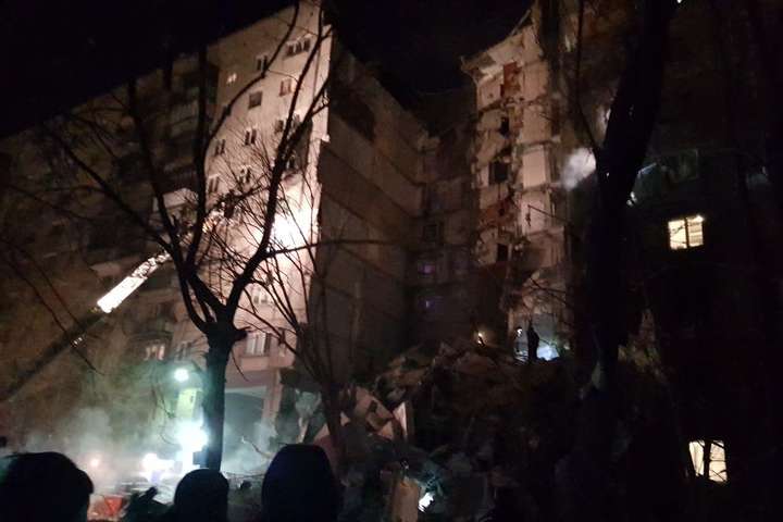 Рятувальники припускають, що під завалами ще можуть знаходитися люди - У Росії через вибух обвалився під'їзд багатоповерхівки, є жертви