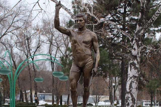 У Запоріжжі відкрили пам'ятник першому українському олімпійському чемпіону Якову Пункіну. Фото