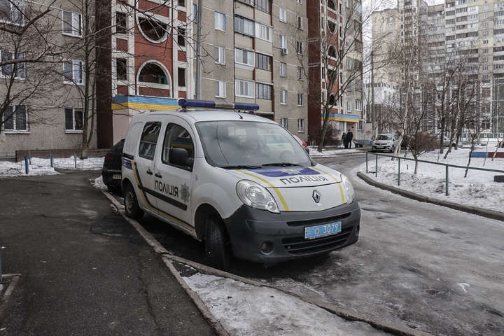 У Києві на Троєщині чоловік виявив в квартирі мертвого сина