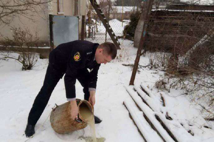 На Рівненщині поліцейські знищили дві тисячі літрів самогону