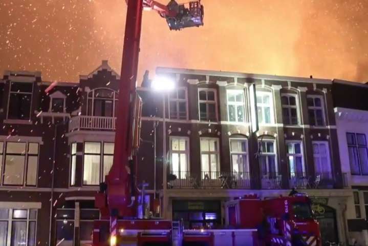 У Нідерландах евакуювали тисячі людей через пожежу на набережній