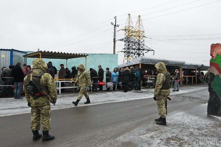 Прикордонники повідомили як працюють пункти пропуску на Донбасі у перші години нового року