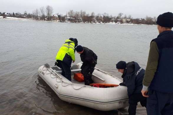 Столичні рятувальники врятували двох рибалок