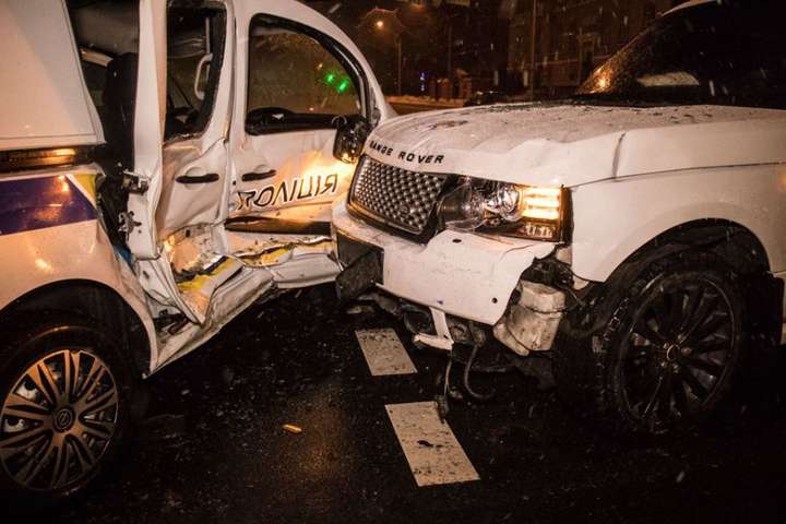 У Києві Range Rover врізався у машину поліції: є травмовані