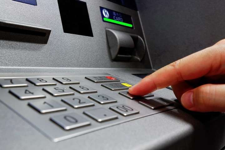 В Україні дозволили обмін валют через банкомати та термінали