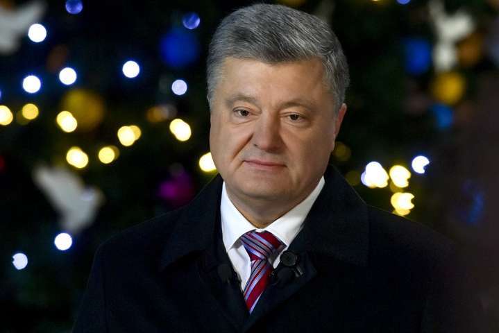 Президент Петро Порошенко під час новорічного зверення - Порошенко під ялинку задекларував мільярд дивідендів від «сліпого трасту»