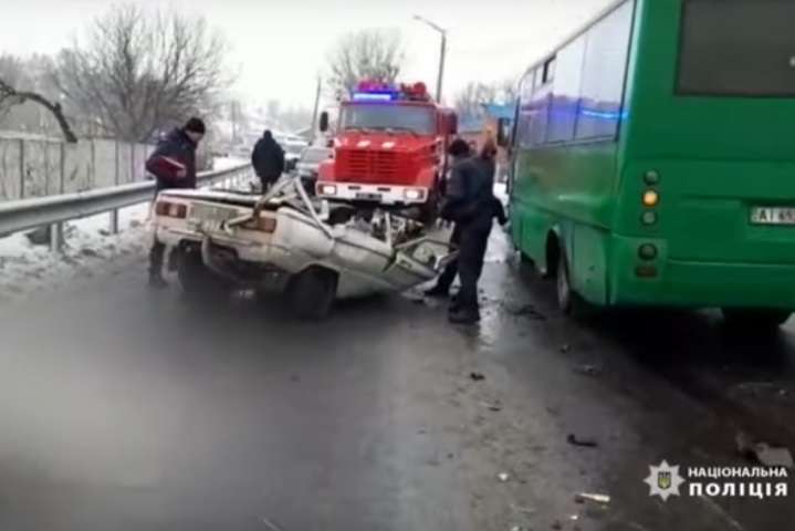 Жахлива ДТП на Київщині: «Запорожець» зіткнувся з маршруткою. Є загиблі