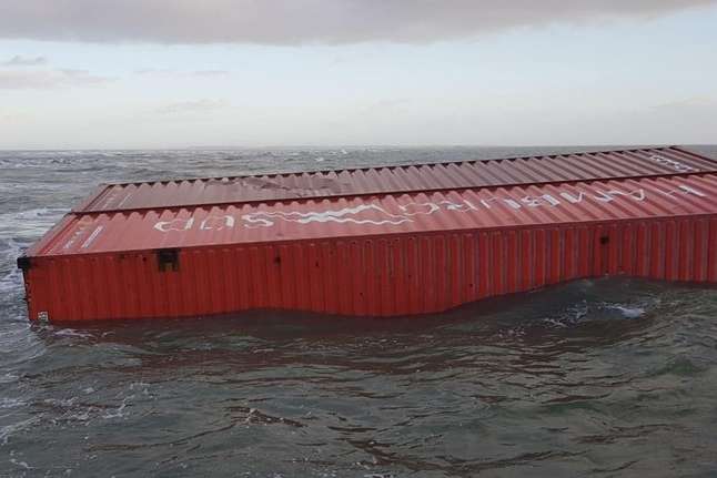Біля Нідерландів в море впали контейнери з небезпечними хімікатами