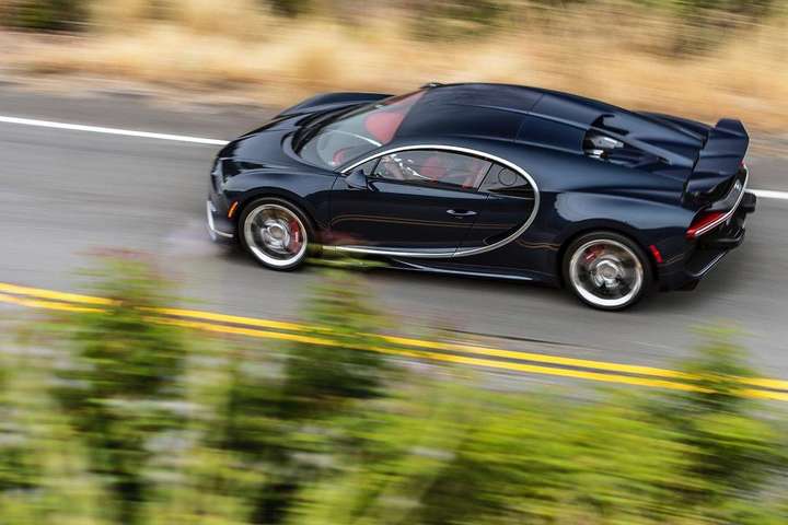 Разгон суперкара Bugatti Chiron сняли на видео