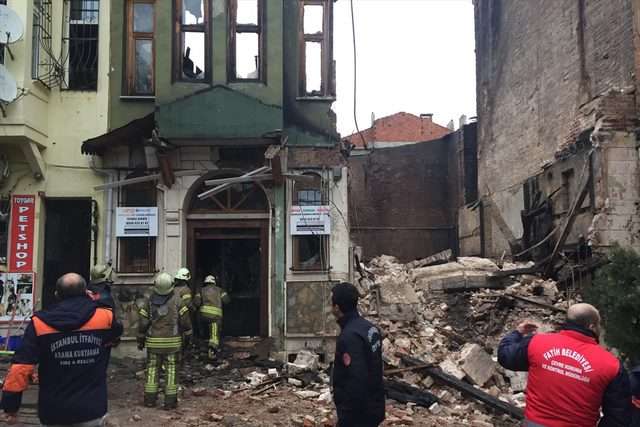 У Стамбулі обвалилася будівля: є постраждалі