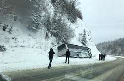 На трасі «Київ-Чоп» перекинувся в кювет автобус з туристами