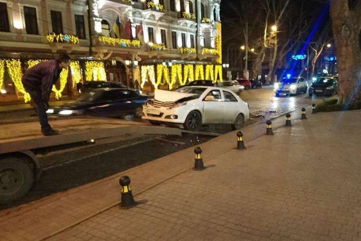 У центрі Одеси п'яний водій протаранив три припарковані машини