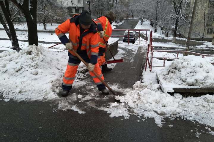 Снігопад у Києві не дає дорожникам розслабитися (фото)