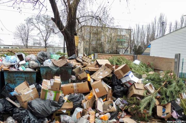 Окупована Керч після свят тоне у горах сміття (фото)