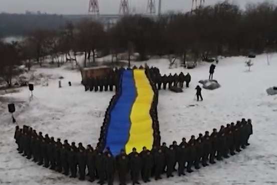 У Запоріжжі пройшов флешмоб на підтримку захоплених Росією моряків (відео)