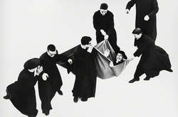 Игра в снежки, песни и танцы: известный фотограф показал, как развлекаются молодые священники