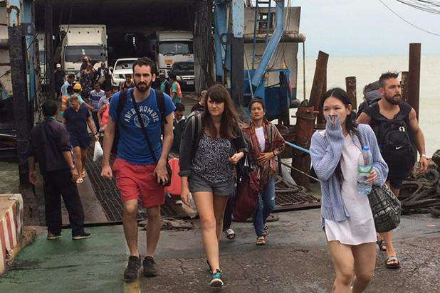 Таїланд вже покинули майже 50 тис. туристів через наближення шторму