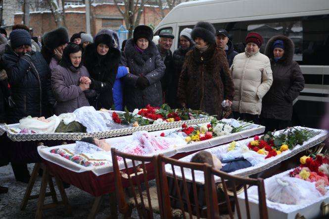 31 грудня 2018 року, в одній з вінницьких квартир, було знайдено вбитою цілою родину - Чоловіки не могли стримати сліз. Вінничани попрощалися із вбитою сім'єю