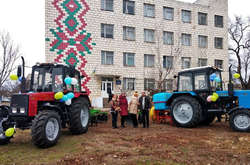 Новенькі трактори для професійного училища&nbsp;