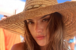 Папарацци на пляже засняли неидеальные формы супермодели Алессандры Амбросио