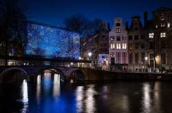 В Амстердаме появилась светодиодная инсталляция, повторяющая «Звездную ночь» Ван Гога