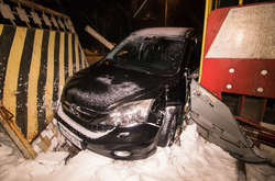 У Святошинському районі Києва потяг протаранив автомобіль