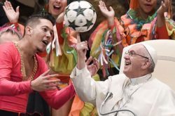 Папа Римский подыграл циркачам и показал, как умеет крутить мяч на пальце (видео)