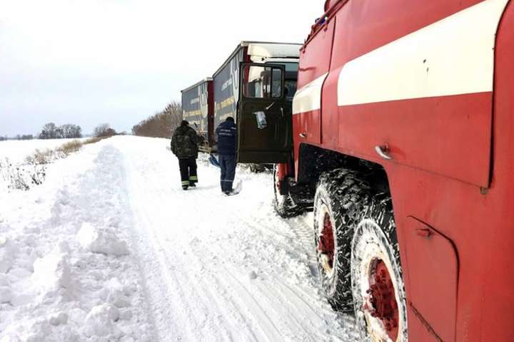 Під Бердянськом зі снігових заметів витягли понад 80 людей