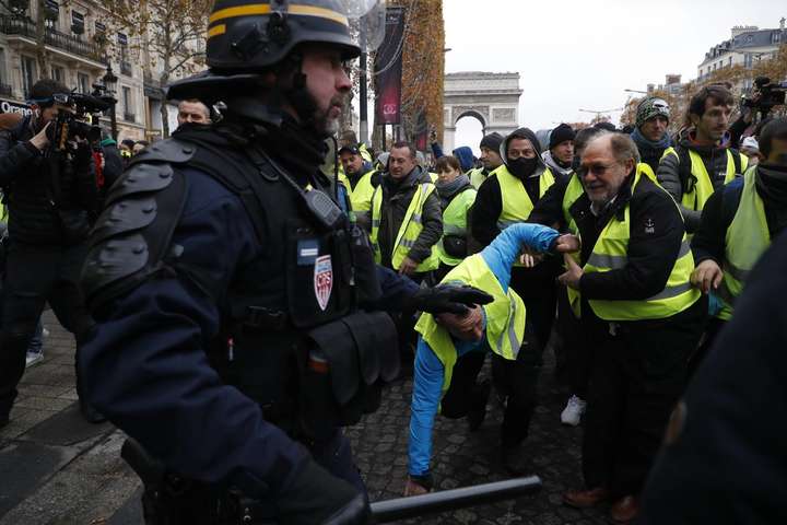 Уряд Франції закидає радикальним «жовтим жилетам» наміри повалити уряд