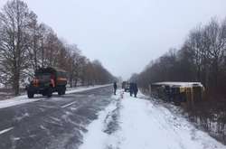 На Волині через ожеледицю перевернулася фура