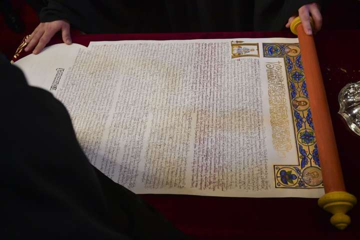 <p>Константинополь надає українській церкві привілеї і всі суверені права, належні автокефальній церковній владі</p> - Томос про автокефалію Православної церкви України: повний текст