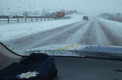 Водіїв просять неухильно дотримуватися правил дорожнього руху, а за можливості утриматися від поїздок