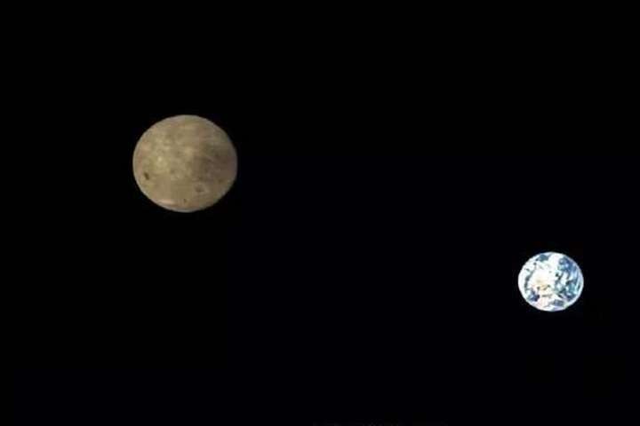 Китайський супутник надіслав знімки Землі та зворотного боку Місяця