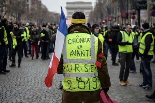 Нові протести жовтих жилетів у Парижі: поліція застосувала сльозогінний газ
