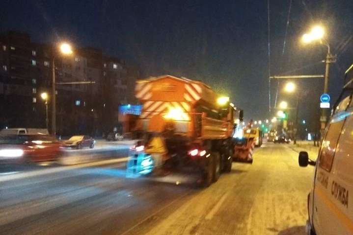 Сніг у Києві вивів на вулиці майже 400 одиниць техніки