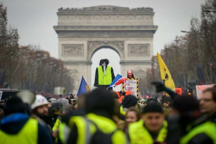 Президент Франції закликав протестувальників до діалогу