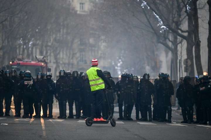 Нові протести у Парижі: через заворушення арештовані 100 осіб