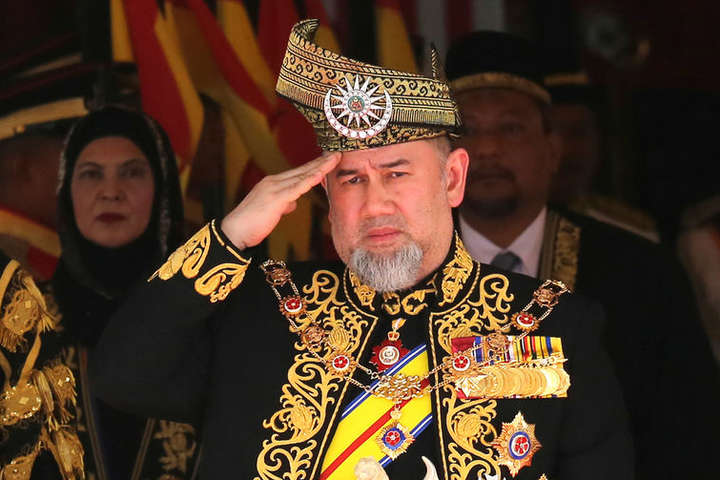 Король Малайзії зрікся престолу