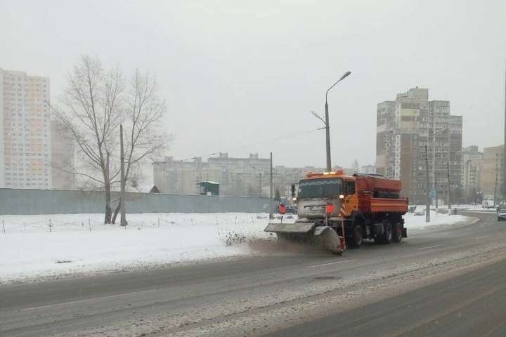 «Київавтодор» показав, як бореться зі снігом на вулицях столиці: фоторепортаж