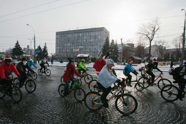 Новорічний велопарад у Вінниці: містом проїхалися Діди Морози та Санти (фоторепортаж)